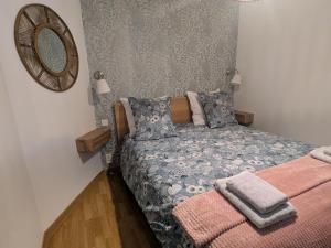 ein kleines Schlafzimmer mit einem Bett und einem Spiegel in der Unterkunft CAPUCiNE-Appartement Retro-chic & idéalement situé in Vitré