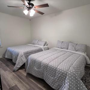 Postel nebo postele na pokoji v ubytování Grannies Cajun Chateau