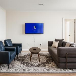 TV a/nebo společenská místnost v ubytování Grannies Cajun Chateau