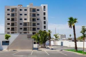 ein Parkplatz mit einer Skateboardrampe vor einem Gebäude in der Unterkunft Departamento premium en el corazón de la ciudad in Mexicali