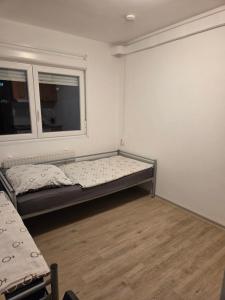 een kamer met een bed en een raam bij CityCube Apartment in München