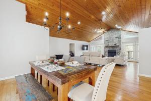 une salle à manger et un salon avec une table et des chaises dans l'établissement Modern Dream House, à Franklin