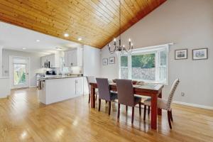 une cuisine et une salle à manger avec une table et des chaises dans l'établissement Modern Dream House, à Franklin 17 autres photos