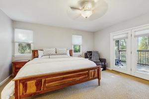 une chambre avec un lit et un ventilateur de plafond dans l'établissement Modern Dream House, à Franklin