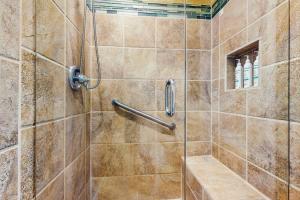 une salle de bain avec une douche avec une porte vitrée dans l'établissement Modern Dream House, à Franklin