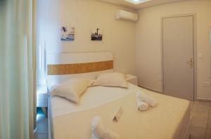 En eller flere senge i et værelse på Apostolos Preveza Apartments