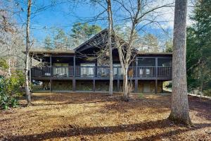 une grande maison avec une terrasse dans les bois dans l'établissement Modern Dream House, à Franklin