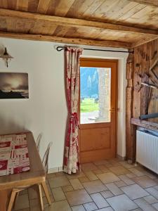 una sala da pranzo con un tavolo e una finestra di Casa Lazer a Tonadico