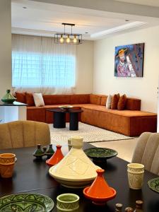 una sala de estar con una mesa y un sofá en Chic & Elegant Stay in Central Rabat, en Rabat