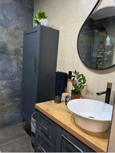 ein Badezimmer mit Waschbecken und Spiegel in der Unterkunft Hortensia Room A2 in St Paul's Bay