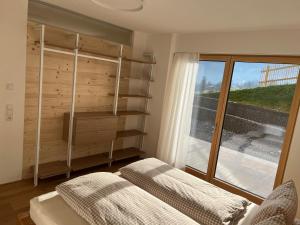 un soggiorno con libreria e finestra di Apartment Fidelia a Vandans