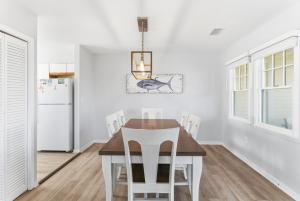 uma sala de jantar com uma mesa e um frigorífico em CAC-14B - Oyster em Buxton