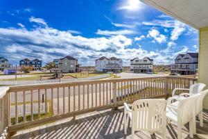 uma varanda com cadeiras brancas e vista para a rua em CAC-14B - Oyster em Buxton