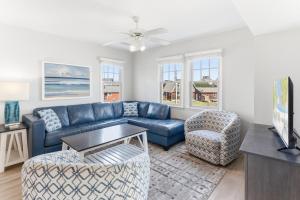 uma sala de estar com um sofá azul e cadeiras em CAC-14B - Oyster em Buxton mais 36 fotografias