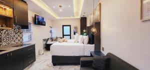 ダーバンにあるLe Classic A Montclairの白いベッドとソファのある寝室