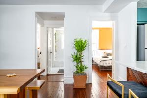 O zonă de relaxare la Jungle House Luxury Stays - Columbus Downtown Short North +52 fotografii