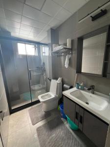 Et badeværelse på Premium Luxury 2BR Apartment at Winchester Gardens