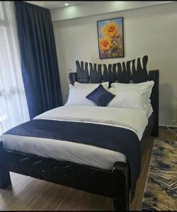 En eller flere senge i et værelse på Premium Luxury 2BR Apartment at Winchester Gardens