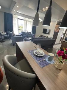 Et opholdsområde på Premium Luxury 2BR Apartment at Winchester Gardens + 9 billeder