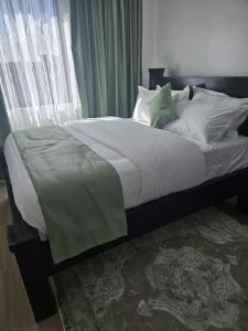 En eller flere senge i et værelse på Premium Luxury 2BR Apartment at Winchester Gardens