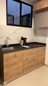 Sofia del Mar في بورتو كولومبيا: طاولة مطبخ مع حوض ونافذة