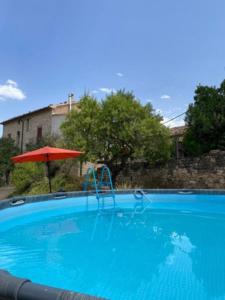 Bazén v ubytování Casa Rural en el Matarraña. nebo v jeho okolí