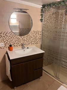 un bagno con lavandino e doccia con specchio di Domus Mangana a Cuenca