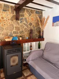 un soggiorno con divano e piano cottura di Domus Mangana a Cuenca 1 altra foto