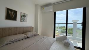 Sofia del Mar في بورتو كولومبيا: غرفة نوم بها سرير ونافذة كبيرة +81 صورة