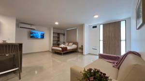 Sofia del Mar في بورتو كولومبيا: غرفة معيشة مع أريكة وتلفزيون