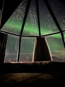 OlderdalenにあるAlpan Apartments, Lyngenfjordの飛行機の窓から見たオーロラの眺め