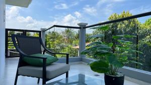 Sofia del Mar في بورتو كولومبيا: بلكونه فيها كرسي ومصنع