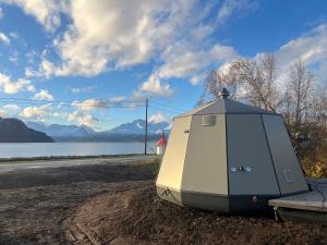OlderdalenにあるAlpan Apartments, Lyngenfjordの水の横に座る小さな建物