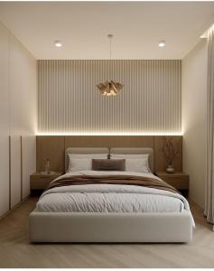 ein Schlafzimmer mit einem großen Bett und einem Kronleuchter in der Unterkunft Ace Lagoon View Airport Hotel in Katunayaka