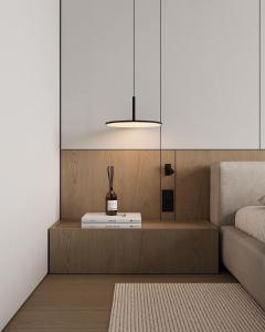 ein Zimmer mit einem Tisch mit einer Lampe und einer Couch in der Unterkunft Ace Lagoon View Airport Hotel in Katunayaka + 3 Fotos