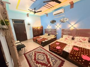 Giường trong phòng chung tại Dev Paradise