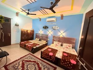 Giường trong phòng chung tại Dev Paradise