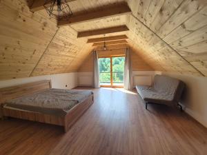 Giường trong phòng chung tại Chata pod Cebulówką
