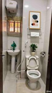 Kopalnica v nastanitvi Luxifair properties Company LTD