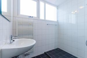 Et badeværelse på Zonnedorp 19 Modern vakantiehuis Renesse | Strand op loopafstand