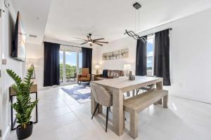 Et opholdsområde på Luxury Condo with Airport Views Merritt Island