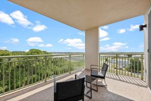 En balkon eller terrasse på Luxury Condo with Airport Views Merritt Island