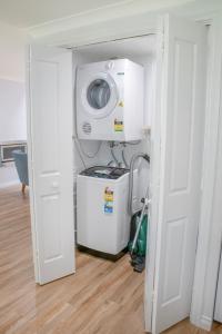 a washing machine and a dryer in a room at Balneaire 13 in Albany