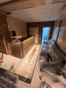 un soggiorno con divano nel mezzo di una stanza di Leeda Pyramids View a Il Cairo Altre 73 foto