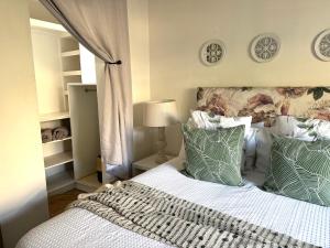 パリスにあるLielies Guesthouseのベッドルーム1室(緑と白の枕が備わるベッド1台付) +46枚の写真