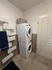 a laundry room with a washing machine and a washer at Fewo Voßbarg ünnen in Rastede