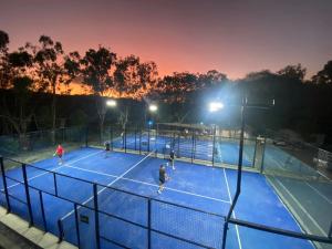 Εγκαταστάσεις για τένις ή/και σκουός στο Open House Holidays ή εκεί κοντά