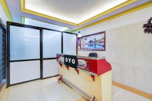 una gasolinera con un cartel en la pared en SPOT ON Dn Hotel, en Gorwa