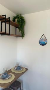 een eettafel met twee borden erop bij Box 01 a 950 mt do mar, ar- condicionado, TV smart, cozinha privativa in Itapema