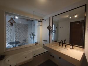 Koupelna v ubytování Maitre Hotel Boutique + 58 fotografií